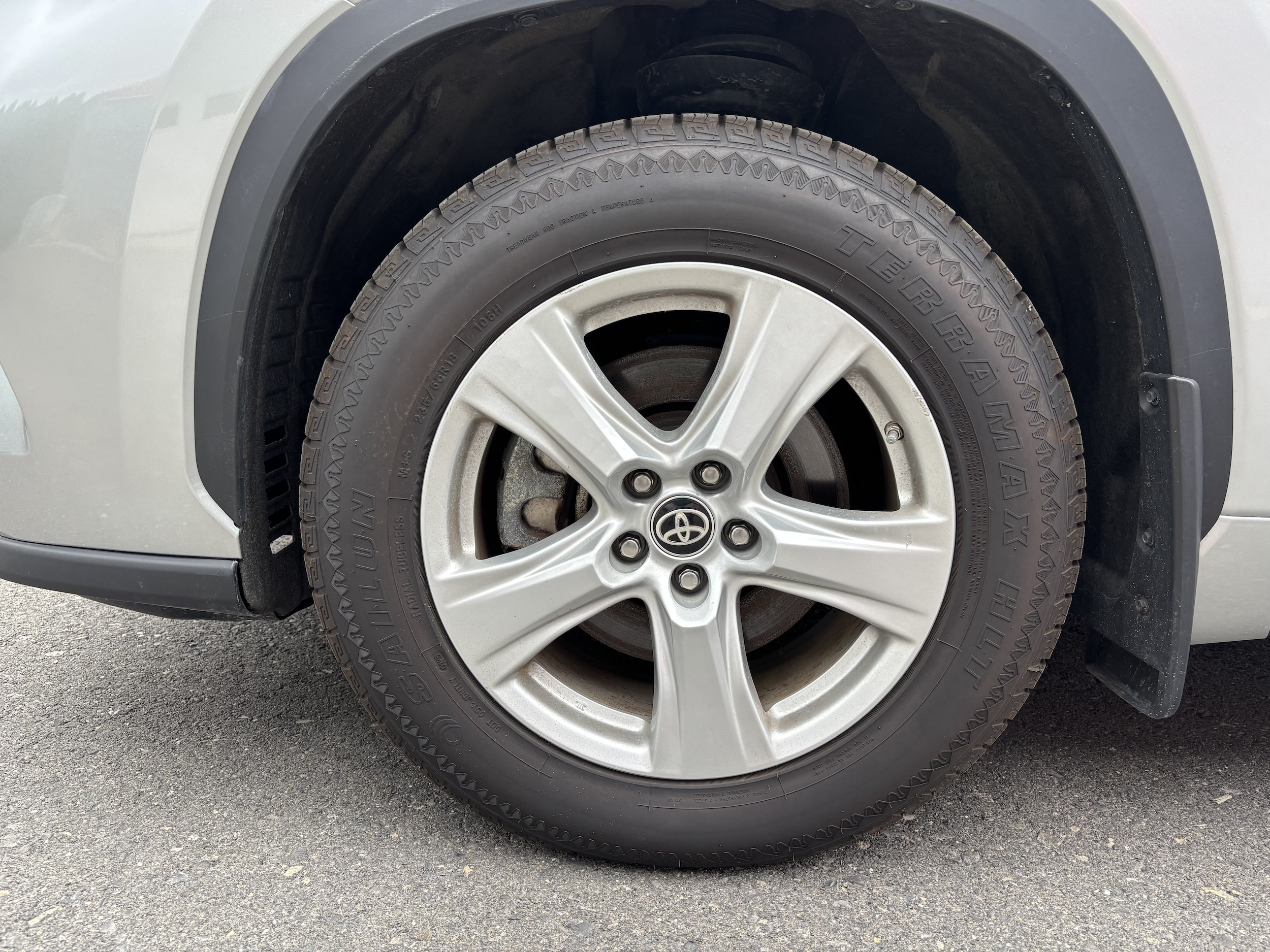 2024 Toyota Highlander LE - Photo 11