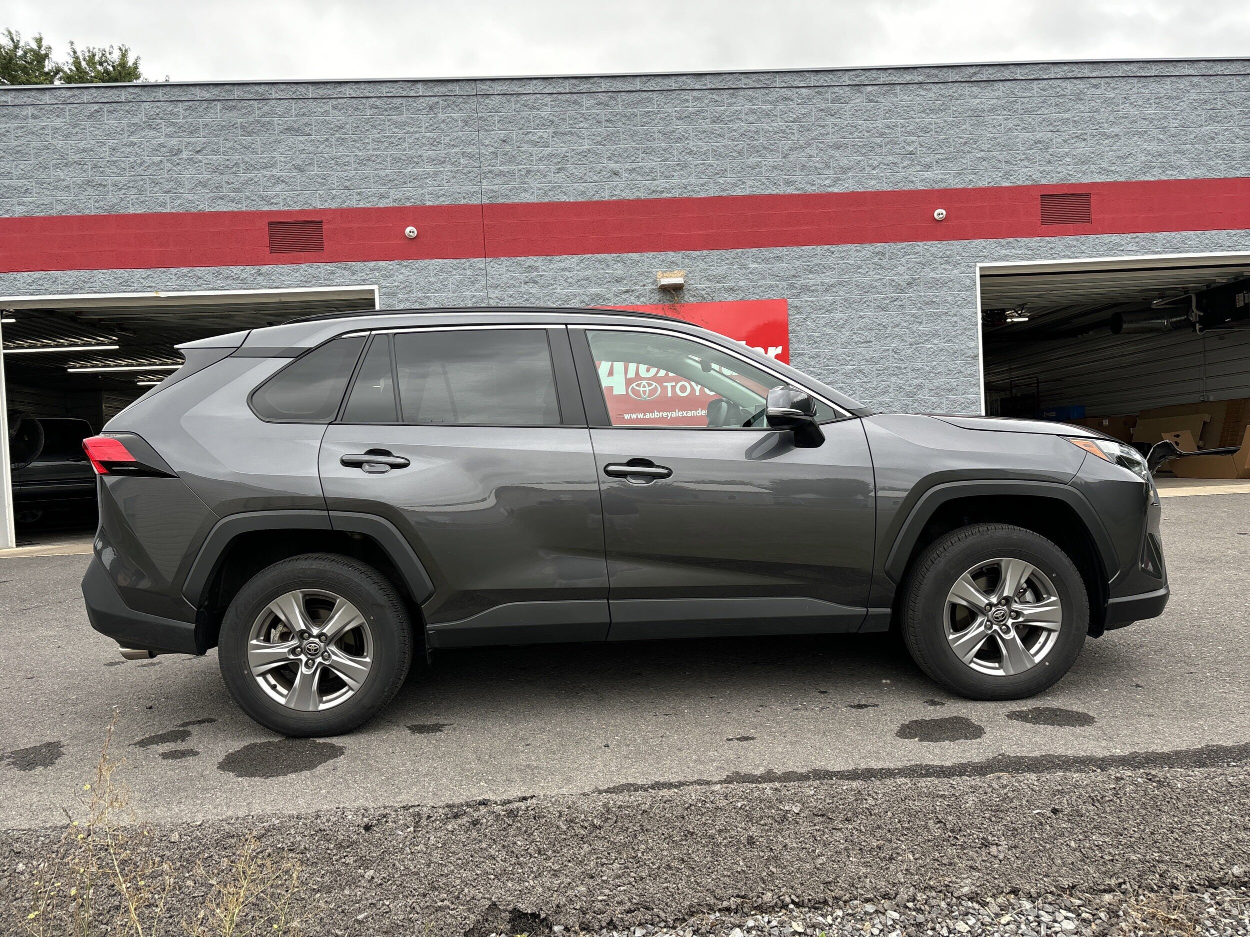 2023 Toyota RAV4 XLE photo 2