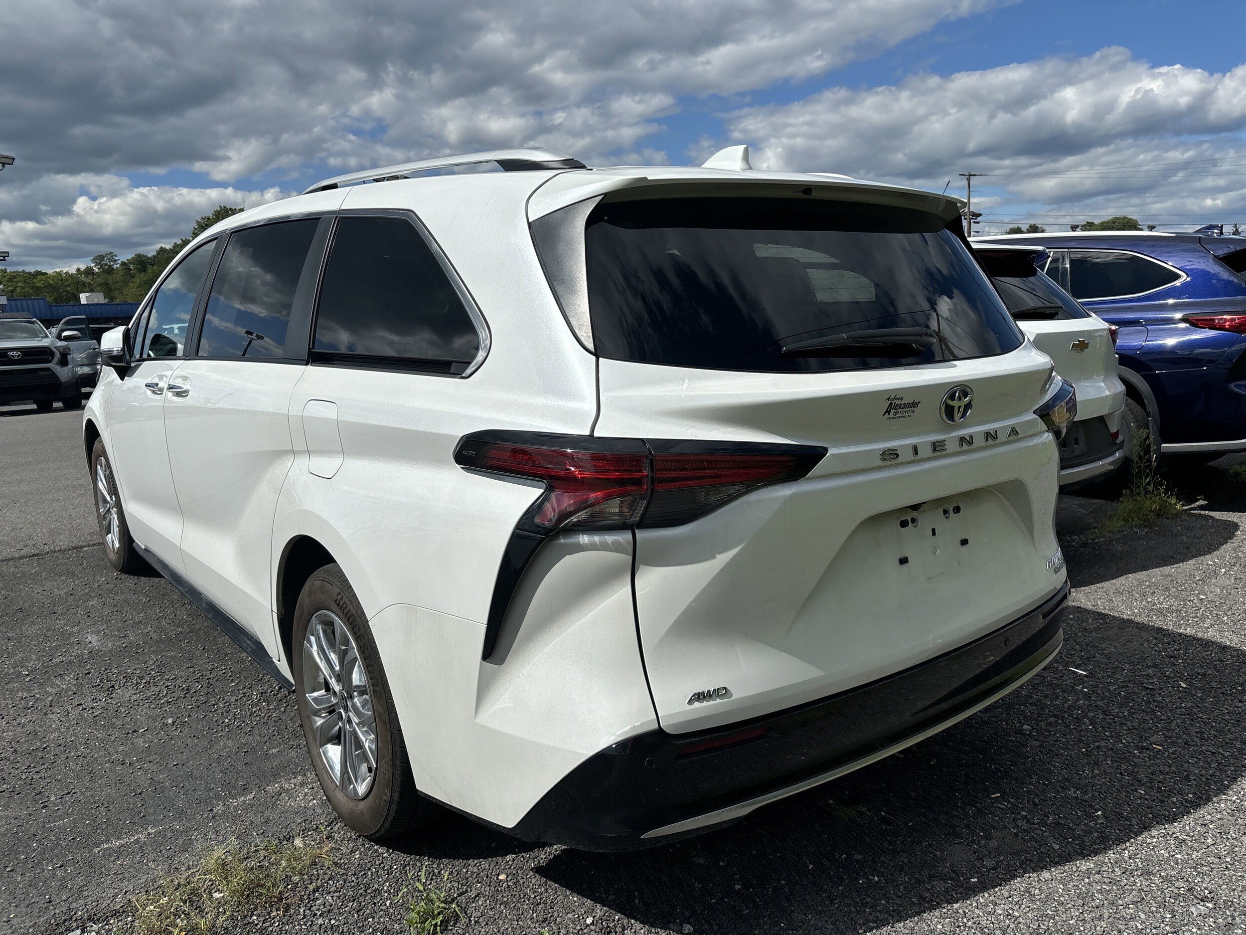 2023 Toyota Sienna Platinum photo 2