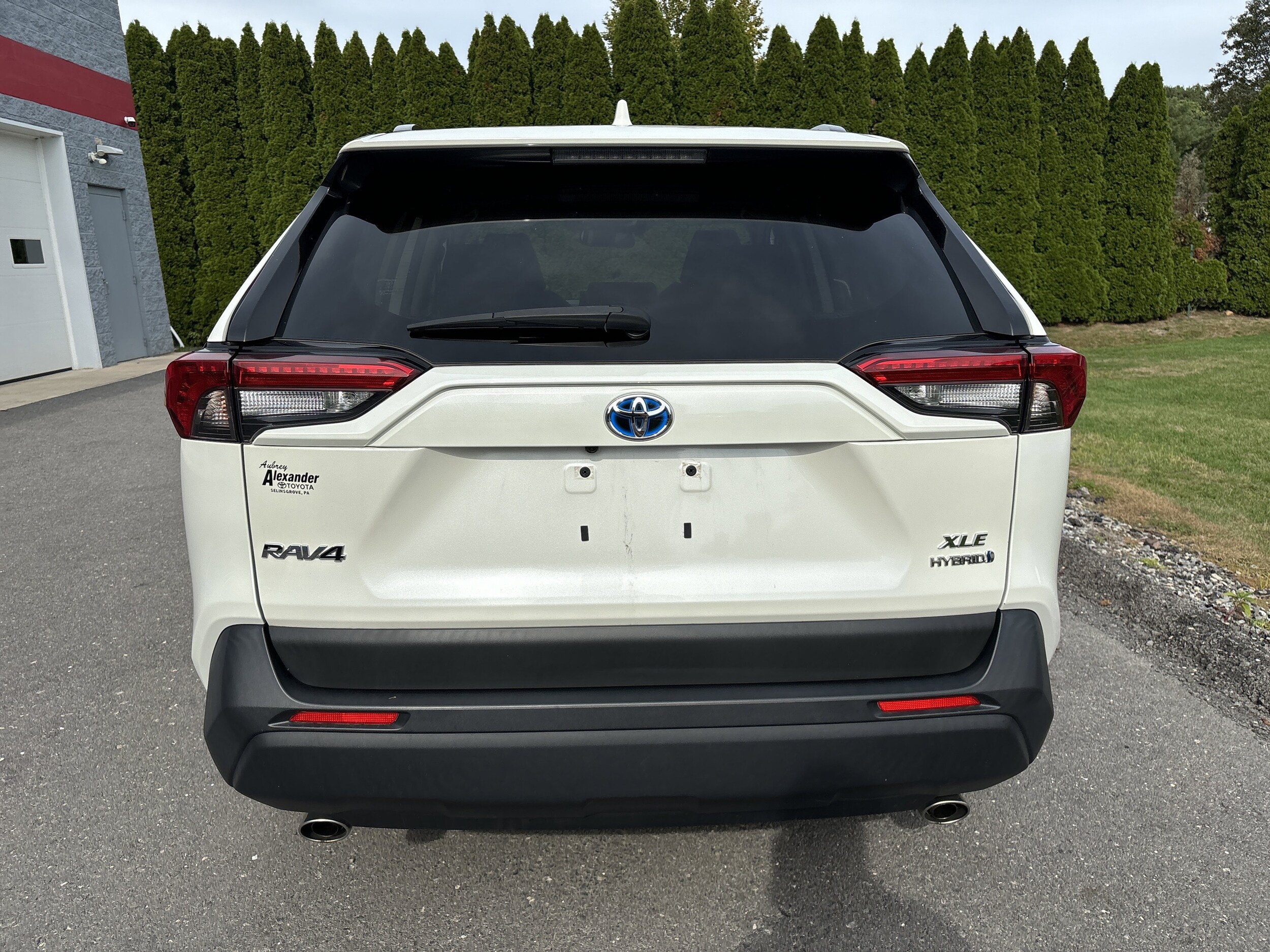 2021 Toyota RAV4 XLE Premium photo 4