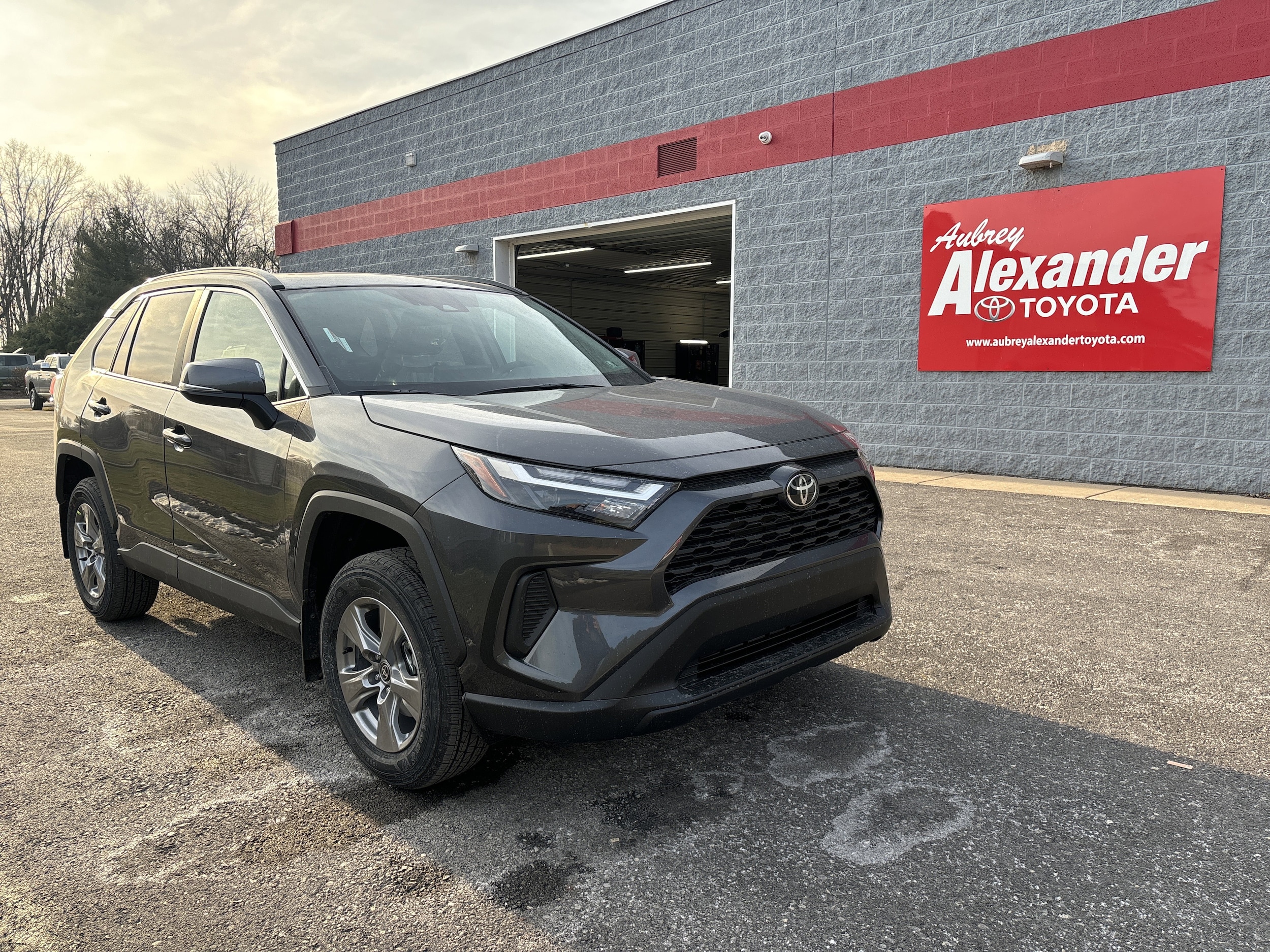 2025 Toyota RAV4 XLE's photo