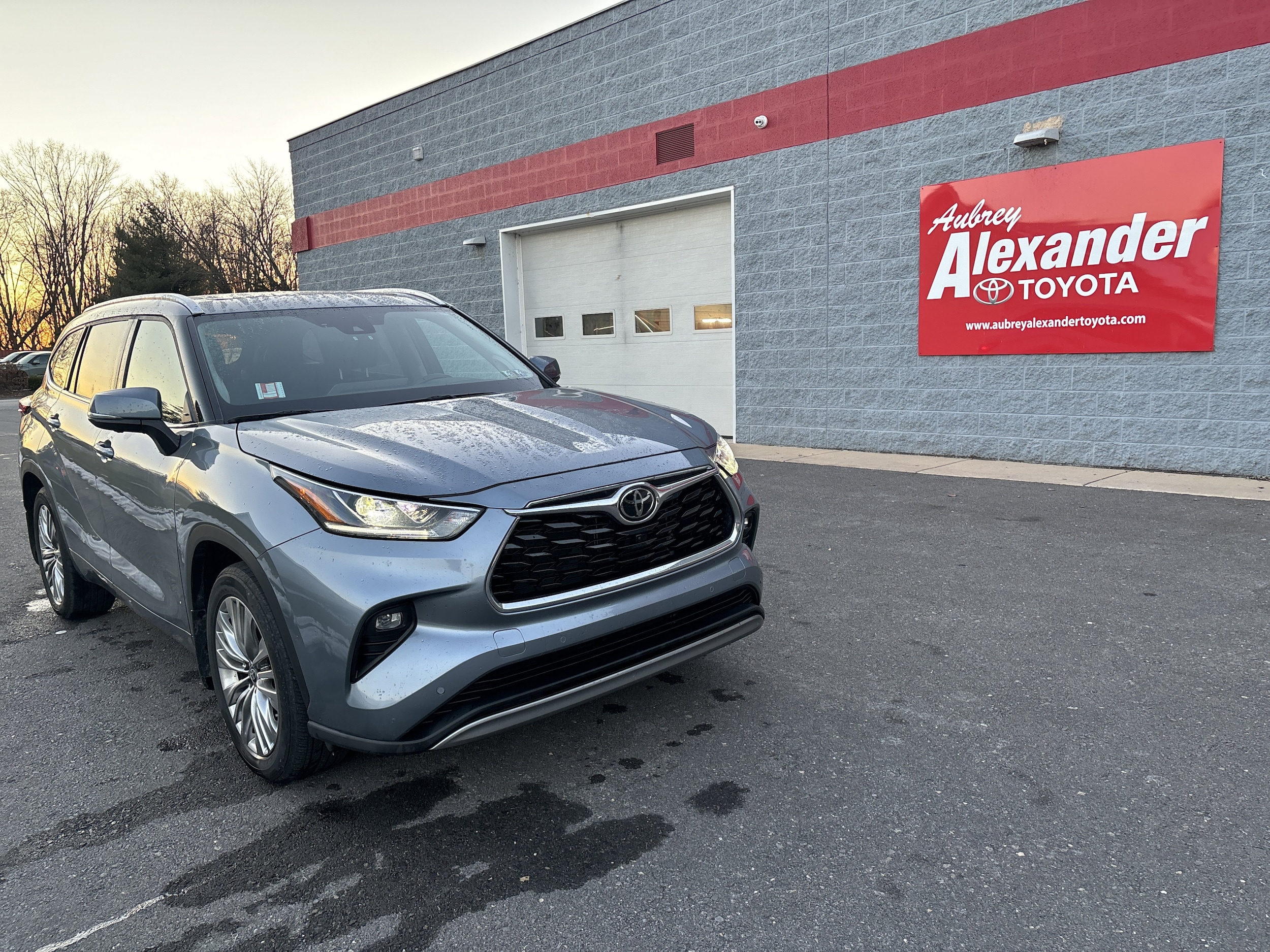 2024 Toyota Highlander Platinum's photo