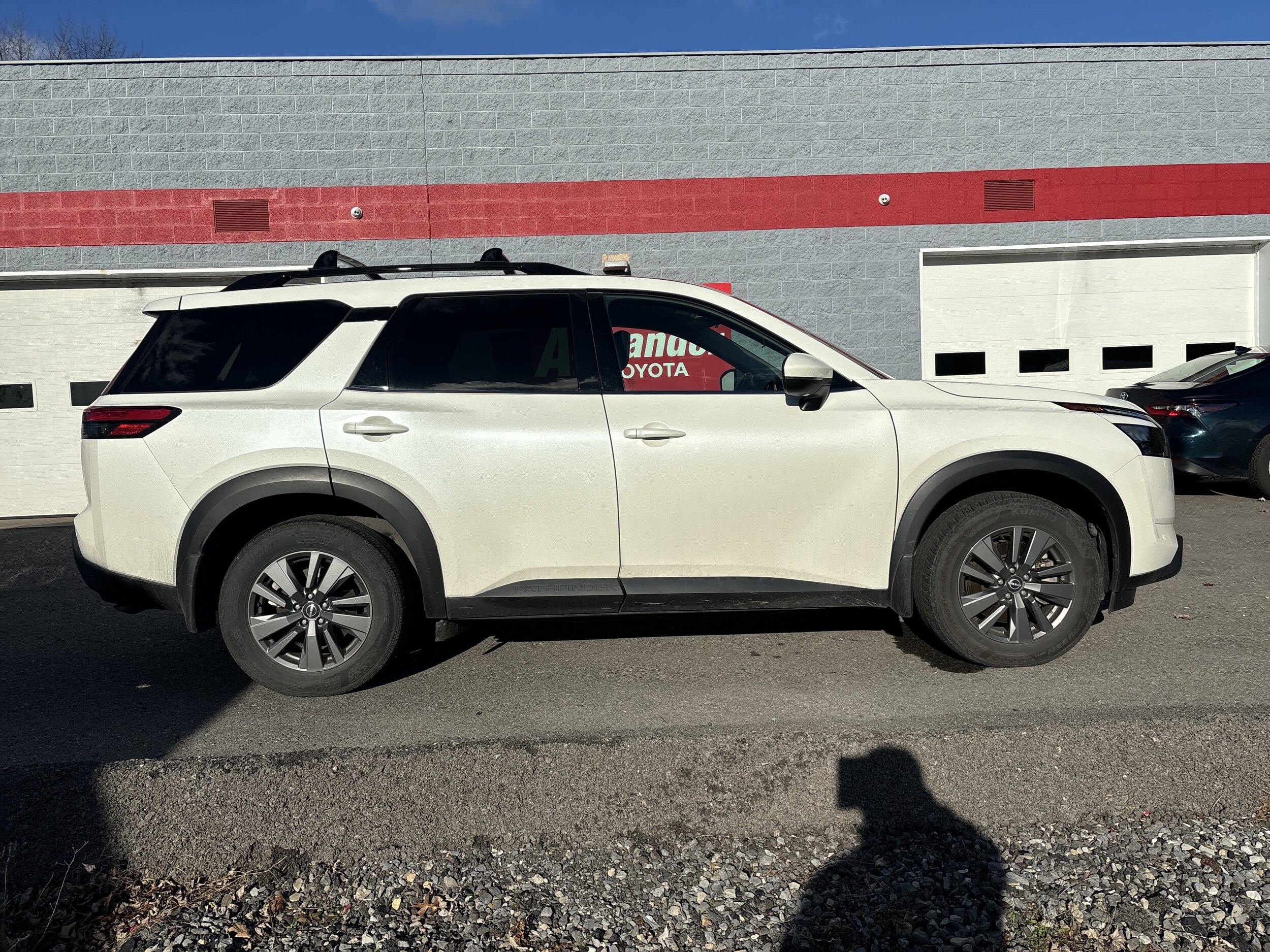 2024 Nissan Pathfinder SV photo 2