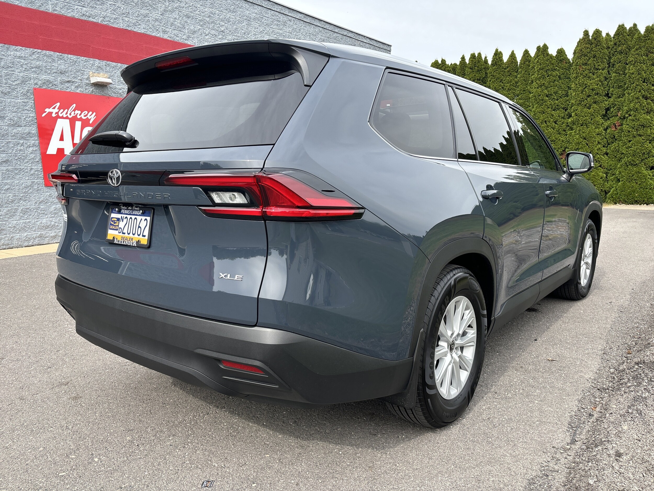 2025 Toyota Grand Highlander XLE photo 2