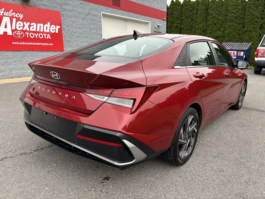 Used 2025 Hyundai Elantra SEL Convenience Sedan