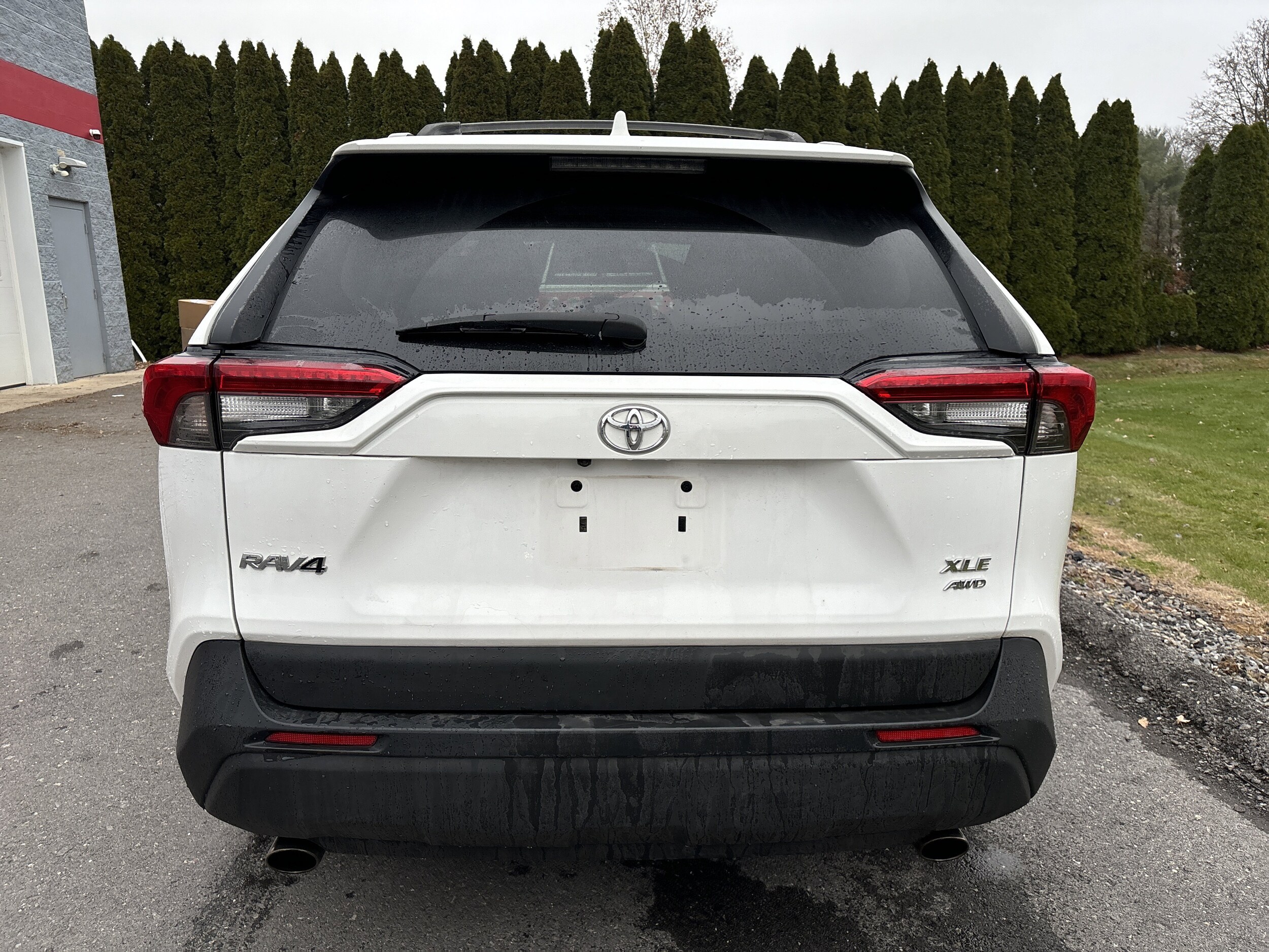 2021 Toyota RAV4 XLE photo 3