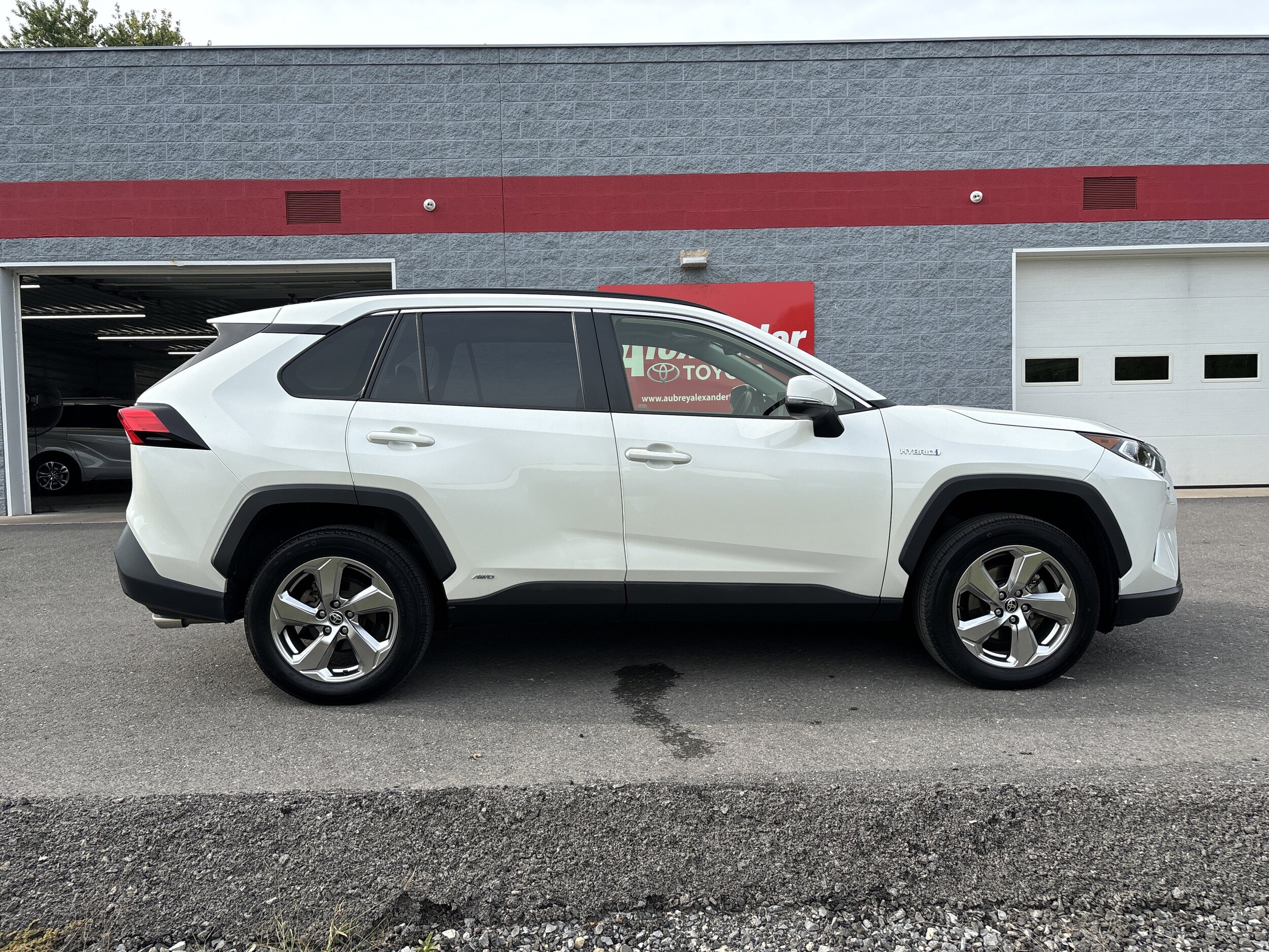 2021 Toyota RAV4 XLE Premium photo 2