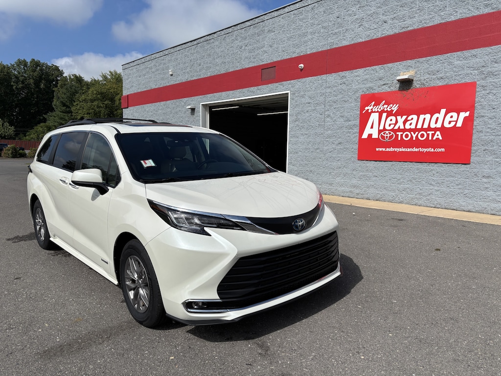 Used 2021 Toyota Sienna XLE 8 Passenger Van