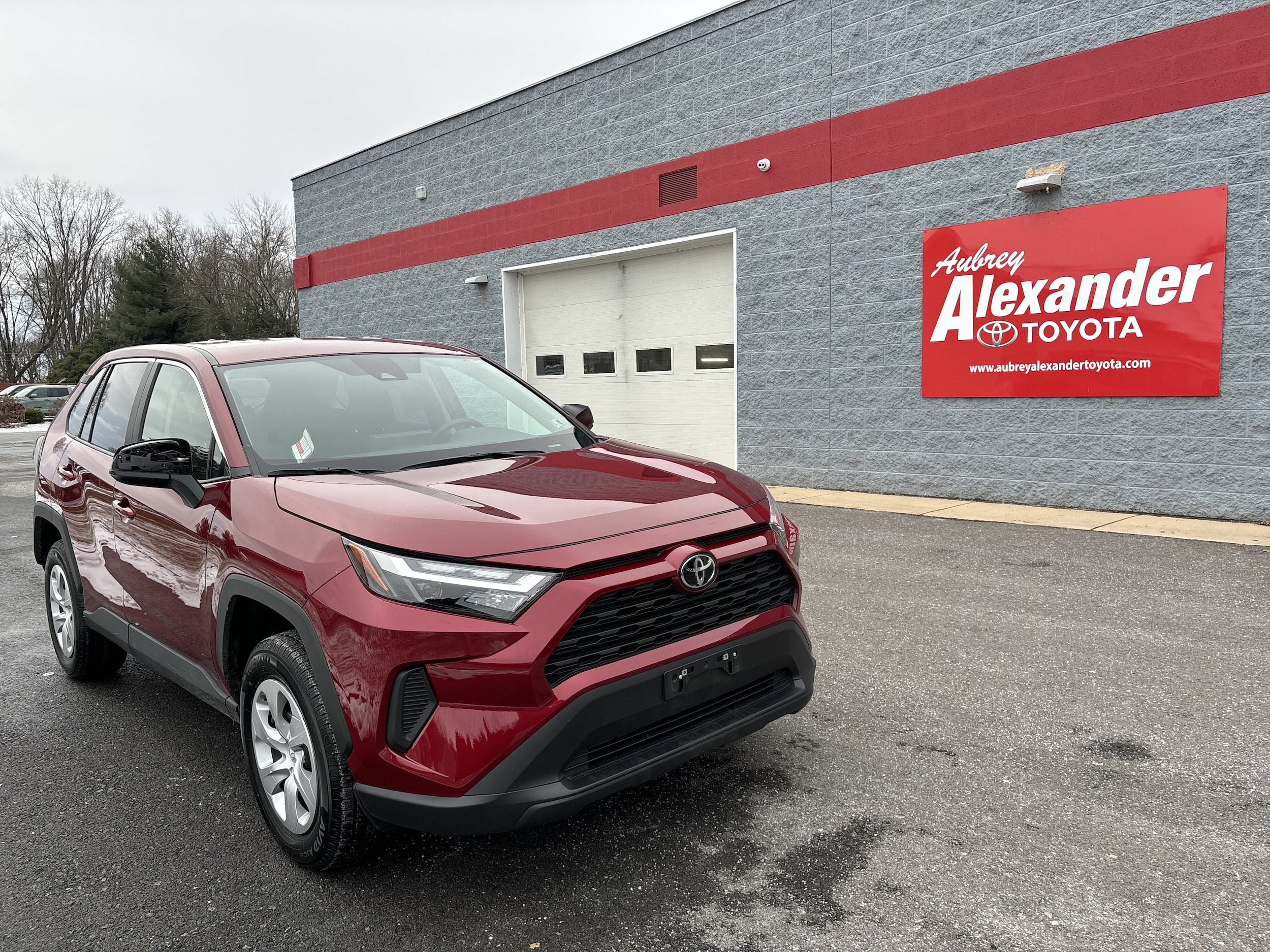 2025 Toyota RAV4 LE's photo