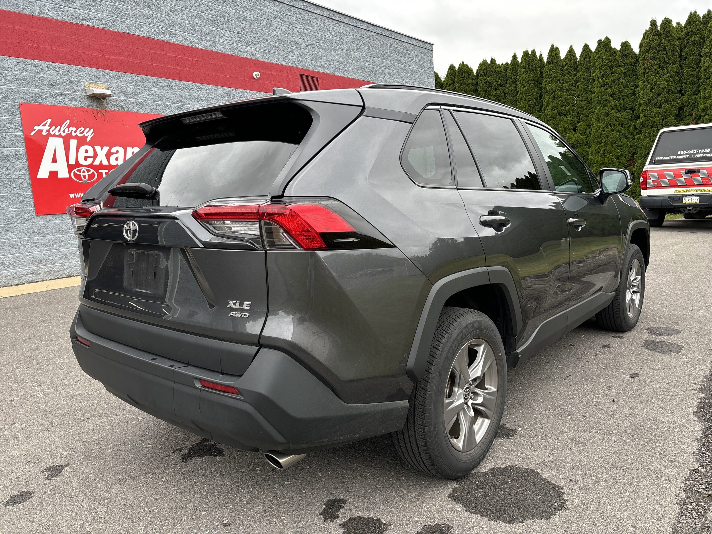 2023 Toyota RAV4 XLE photo 3