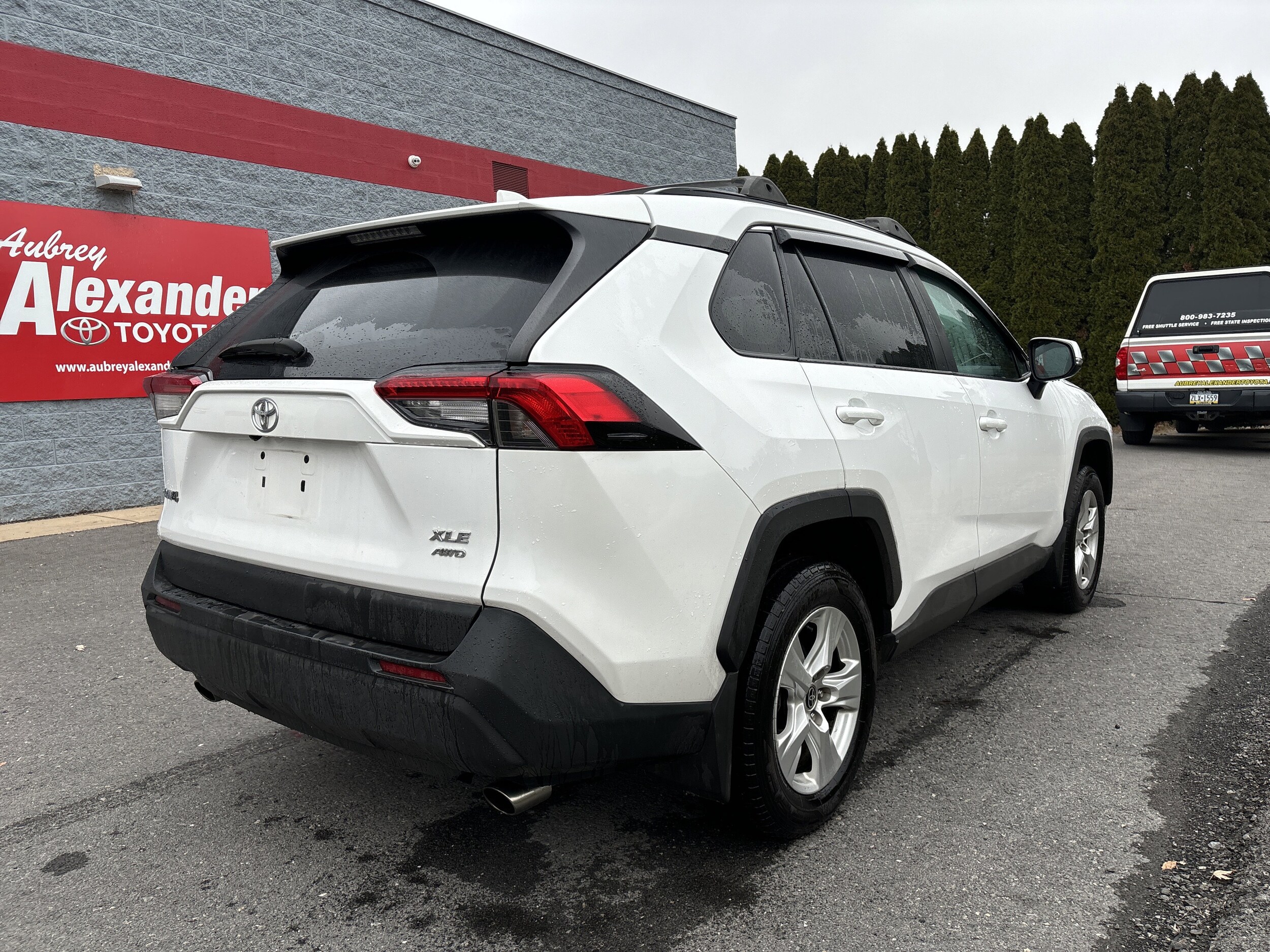 2021 Toyota RAV4 XLE photo 2