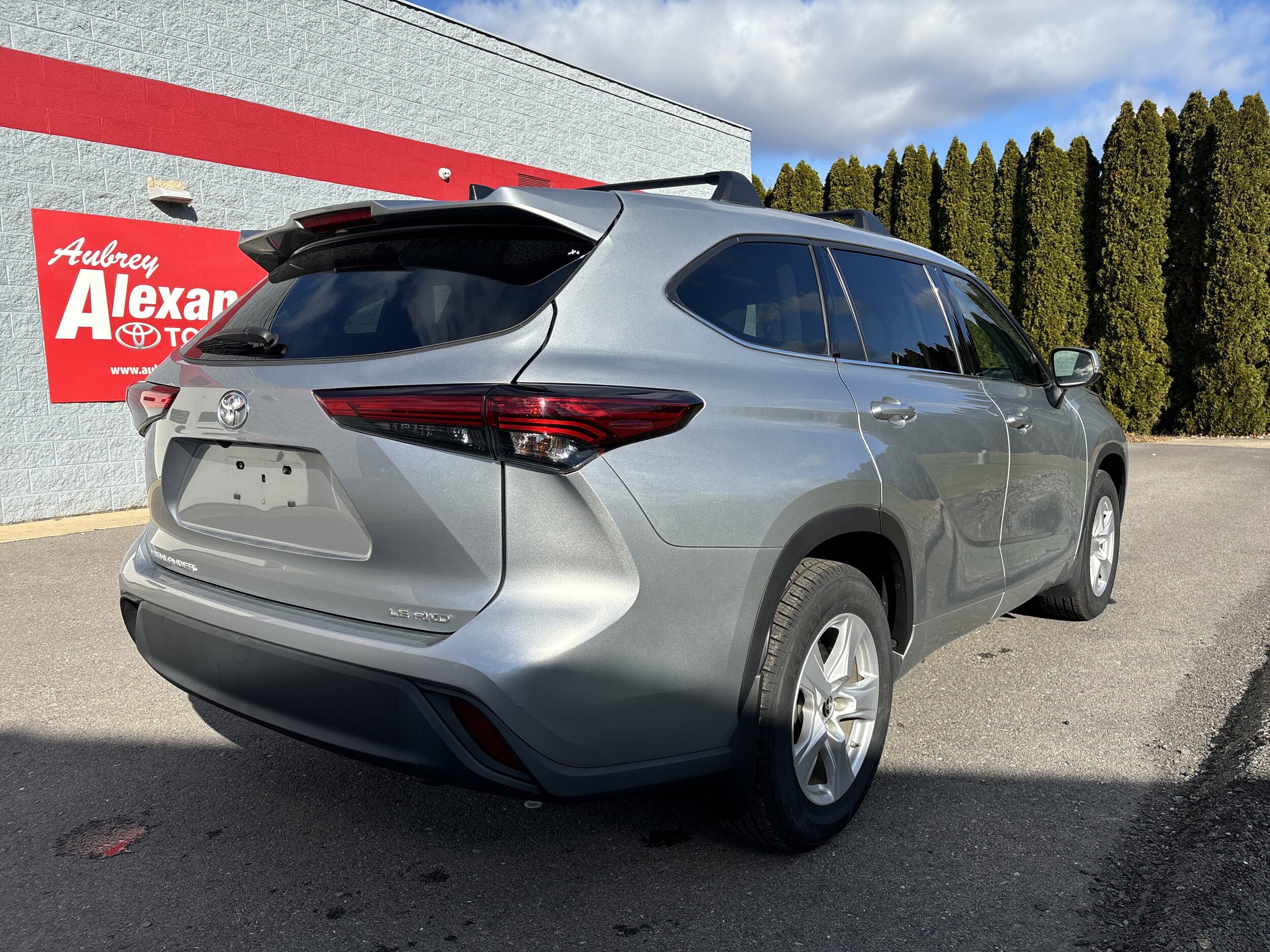 2022 Toyota Highlander LE SE photo 2