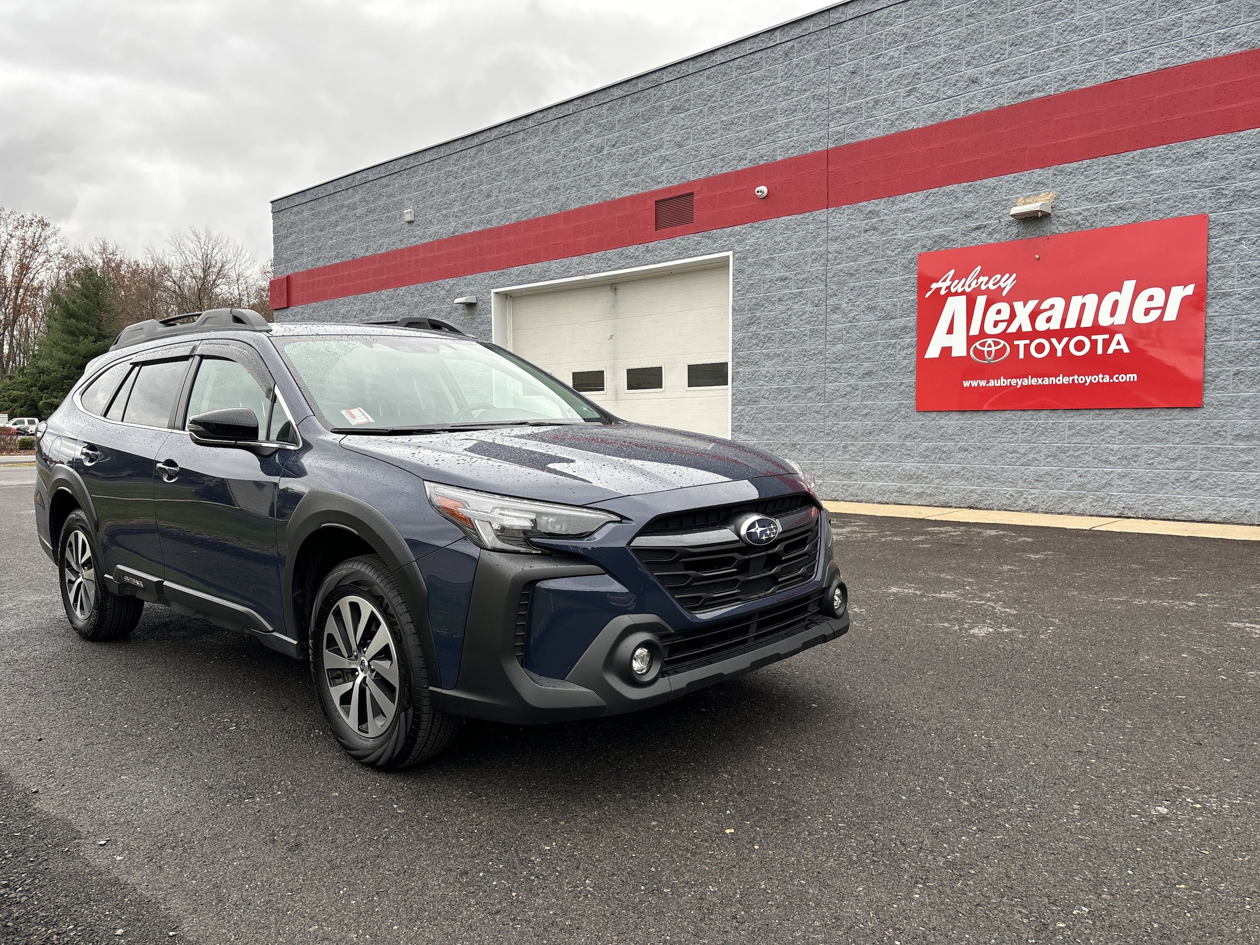 2025 Subaru Outback Premium's photo