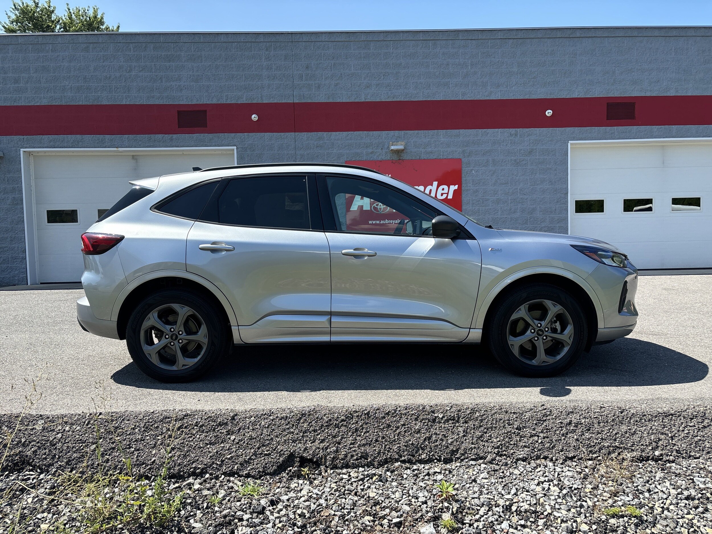 2023 Ford Escape ST-Line photo 2