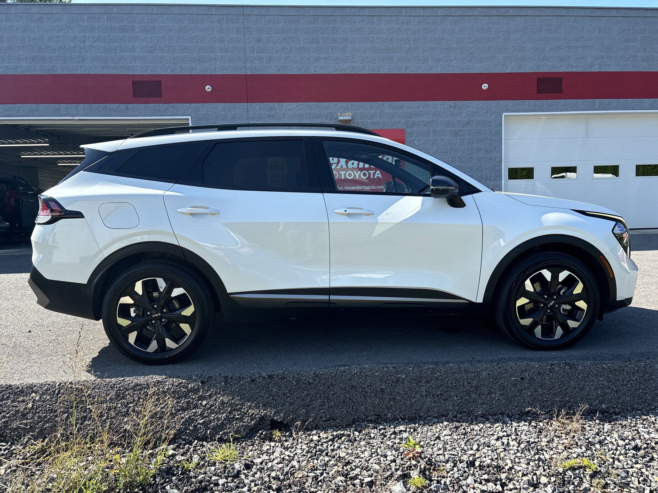 2023 Kia Sportage Plug-In Hybrid X-Line photo 2