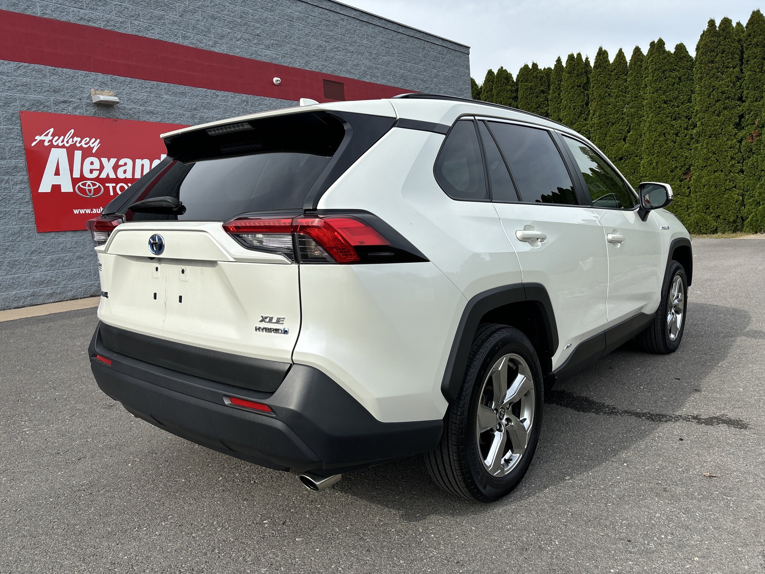 2021 Toyota RAV4 XLE Premium photo 3