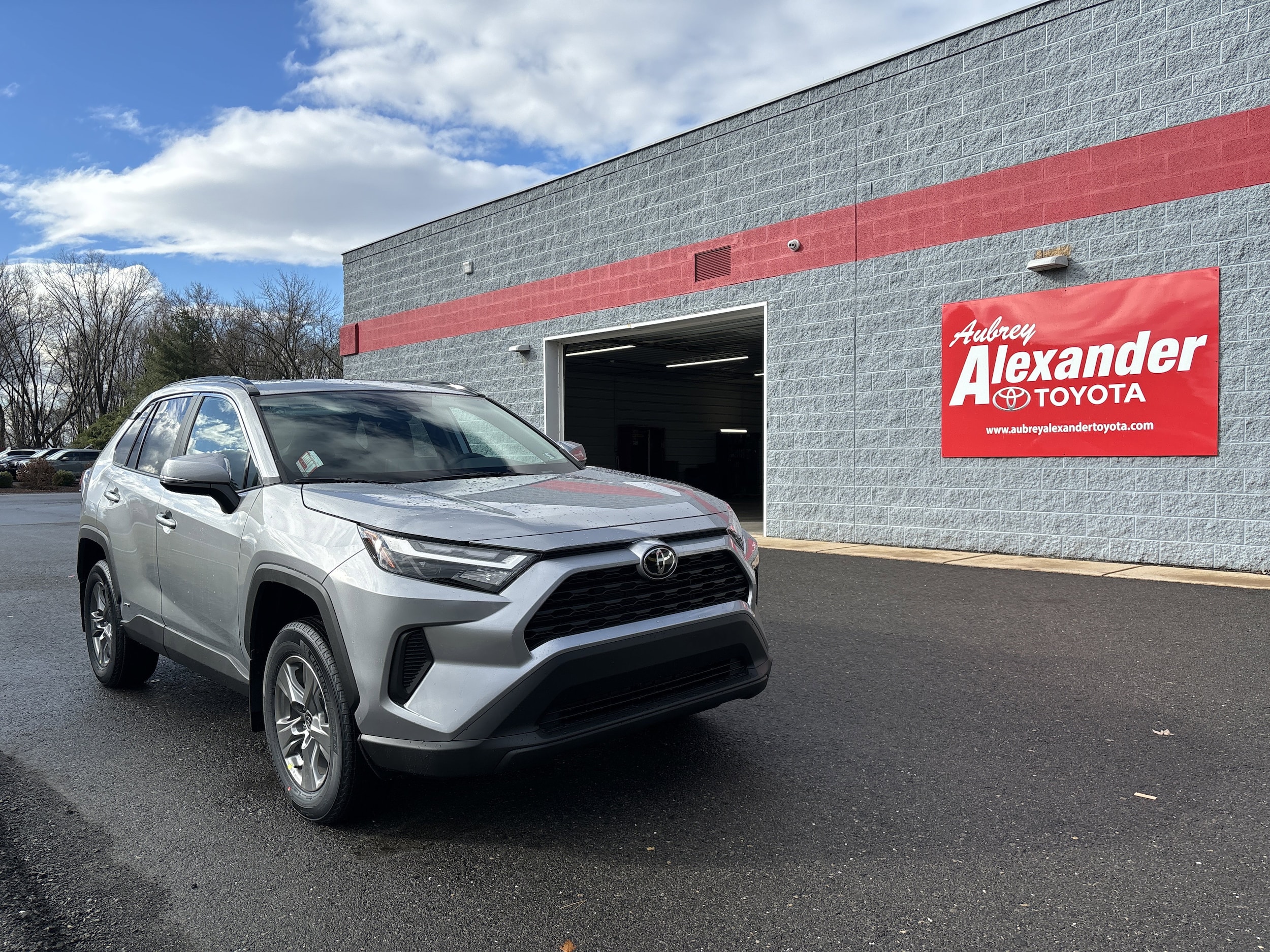 2025 Toyota RAV4 XLE's photo