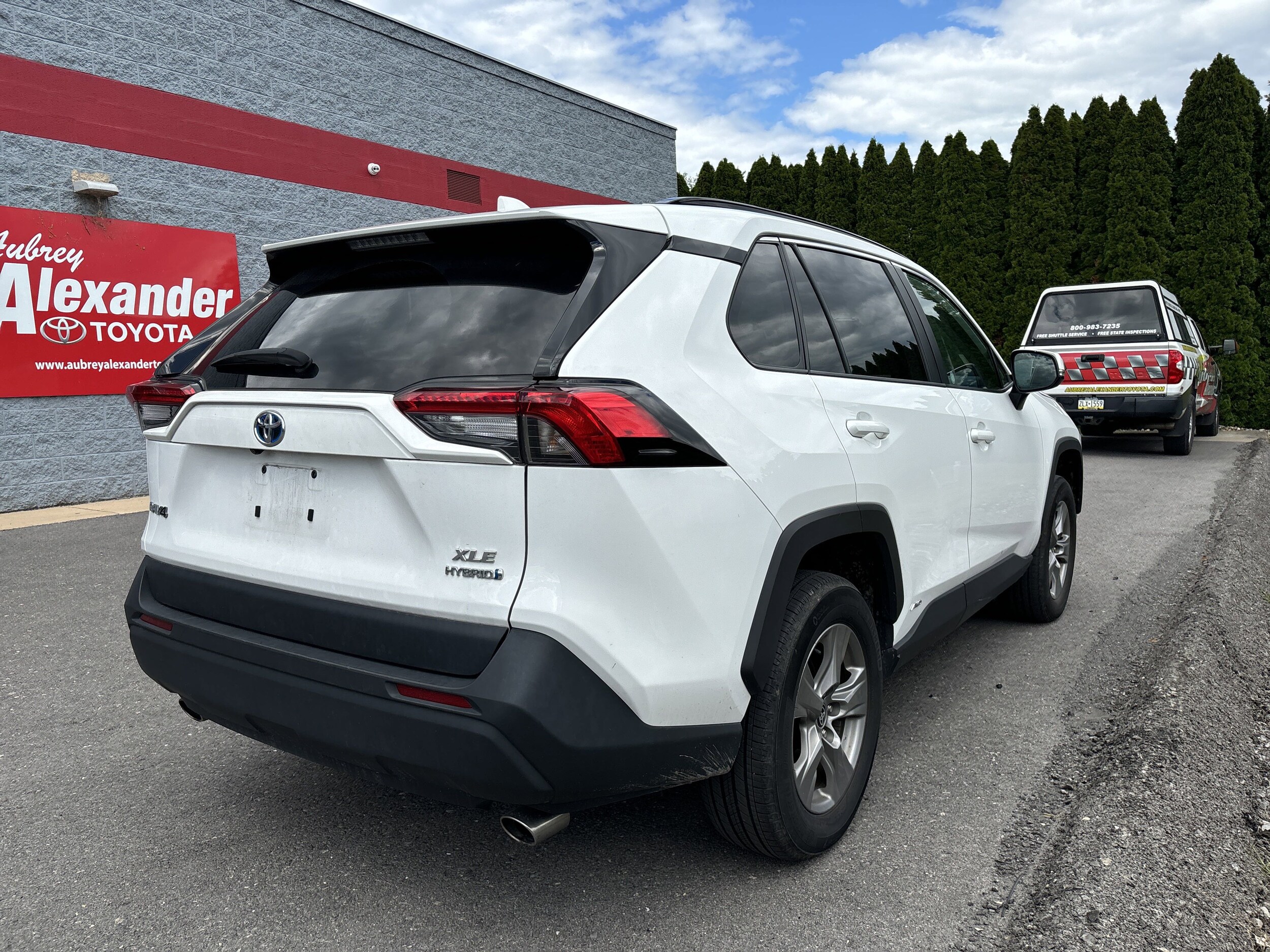2024 Toyota RAV4 Hybrid XLE photo 3