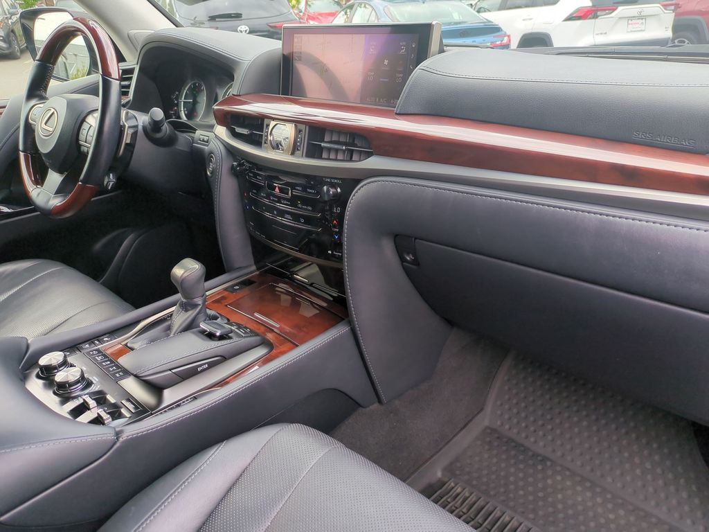 2021 Lexus LX 570 - Photo 26