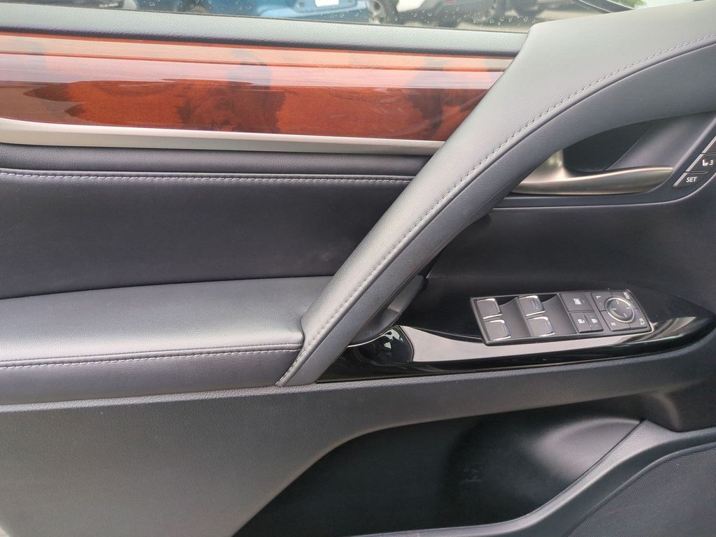 2021 Lexus LX 570 - Photo 10