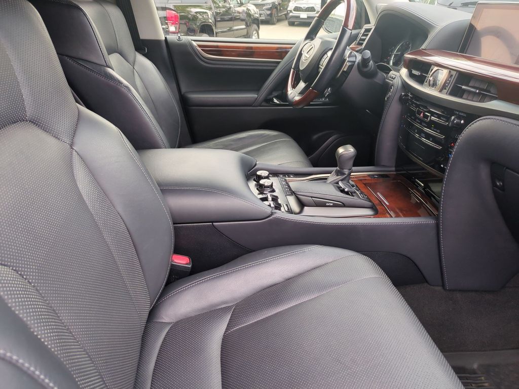 2021 Lexus LX 570 - Photo 25