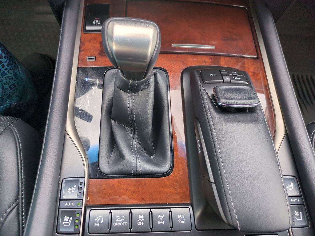 2021 Lexus LX 570 - Photo 18