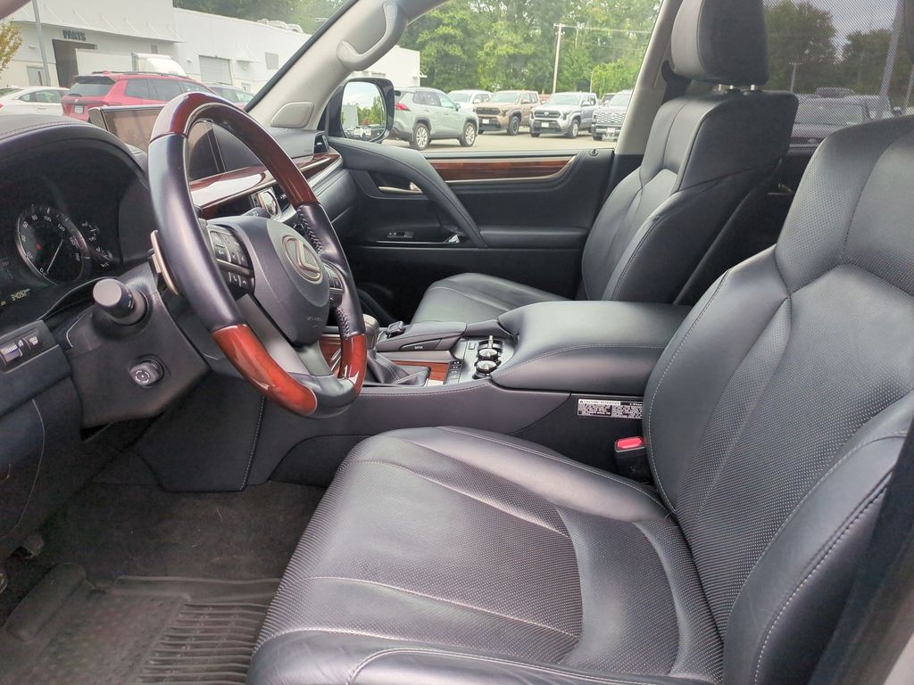 2021 Lexus LX 570 - Photo 11