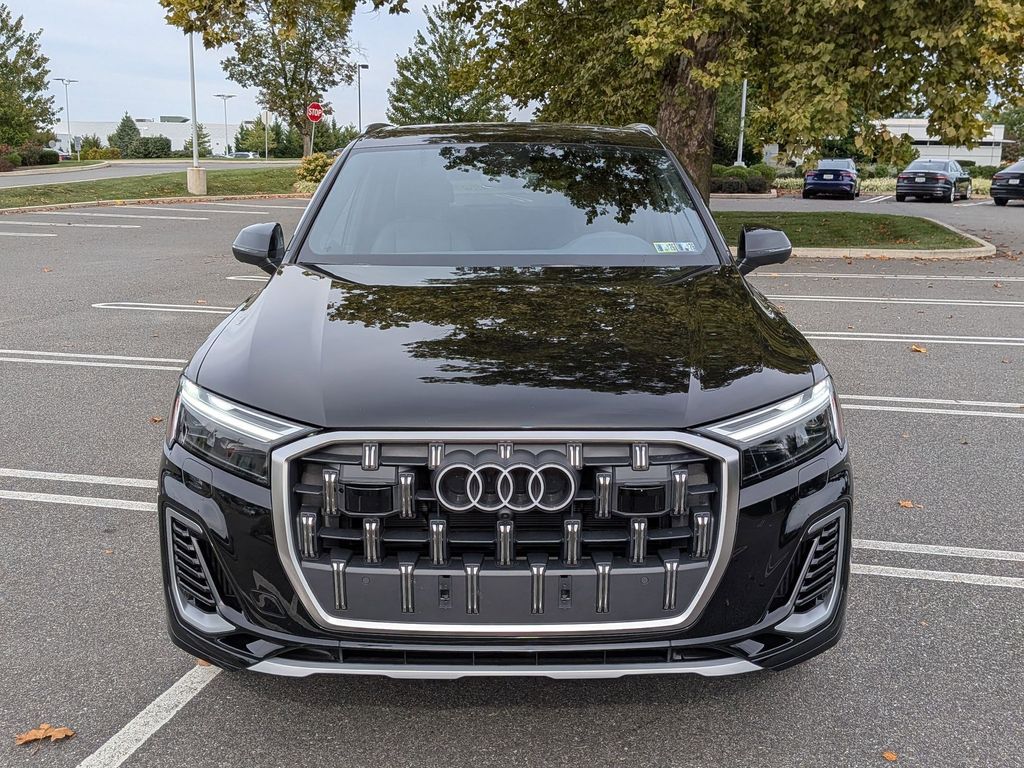 2025 Audi Q7 55 Premium Plus photo 2