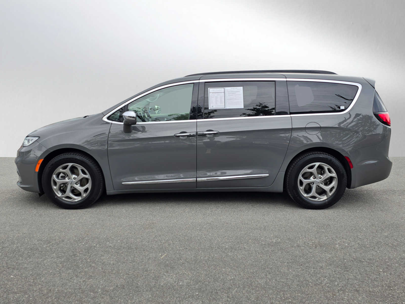 Used 2022 Chrysler Pacifica Limited with VIN 2C4RC1GG1NR153202 for sale in Anchorage, AK