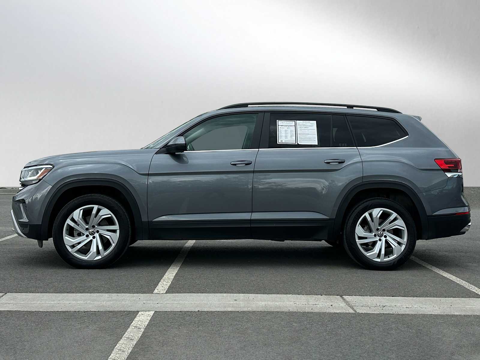 Used 2022 Volkswagen Atlas SE w/Tech with VIN 1V2HR2CA3NC521436 for sale in Anchorage, AK