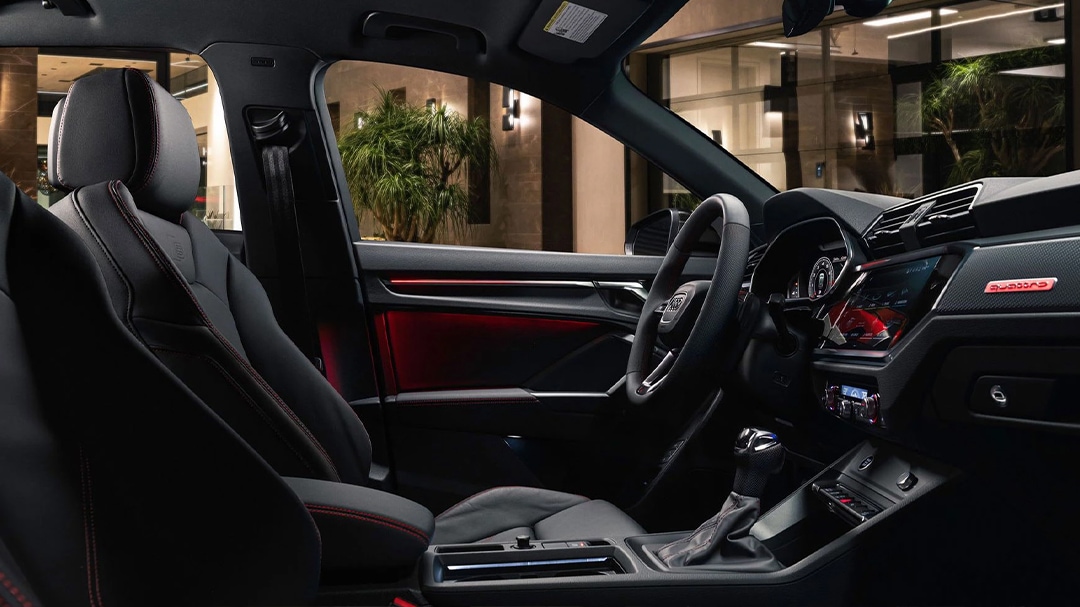 Interior view of the Audi Q3 2025 and its dashboard