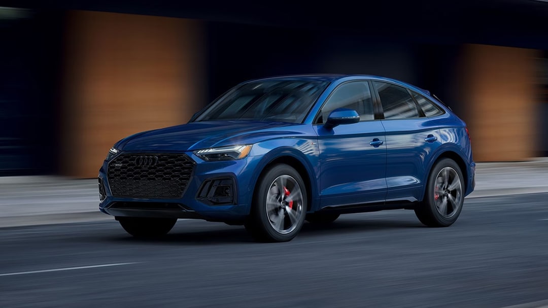 Vue 3/4 avant et latérale de l'Audi Q5 2025 en pleine puissance sur route