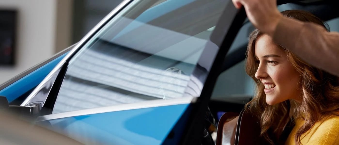 Vue d'une cliente Audi embarquant dans sa voiture