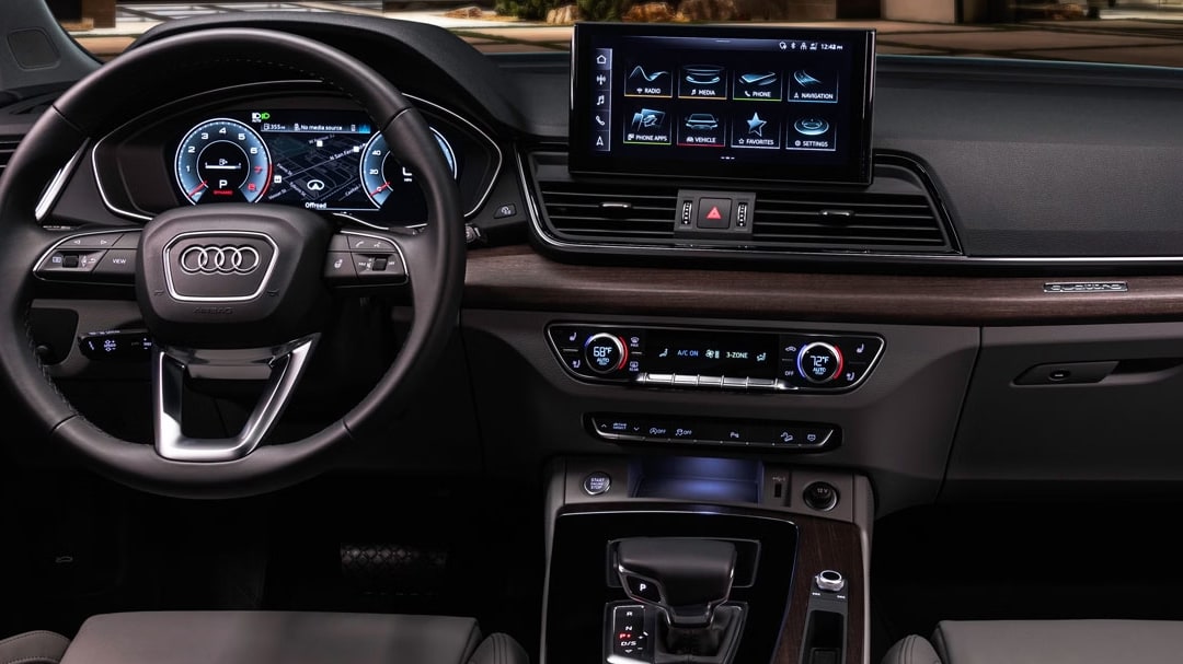 Interior view of the Audi Q5 and its technology