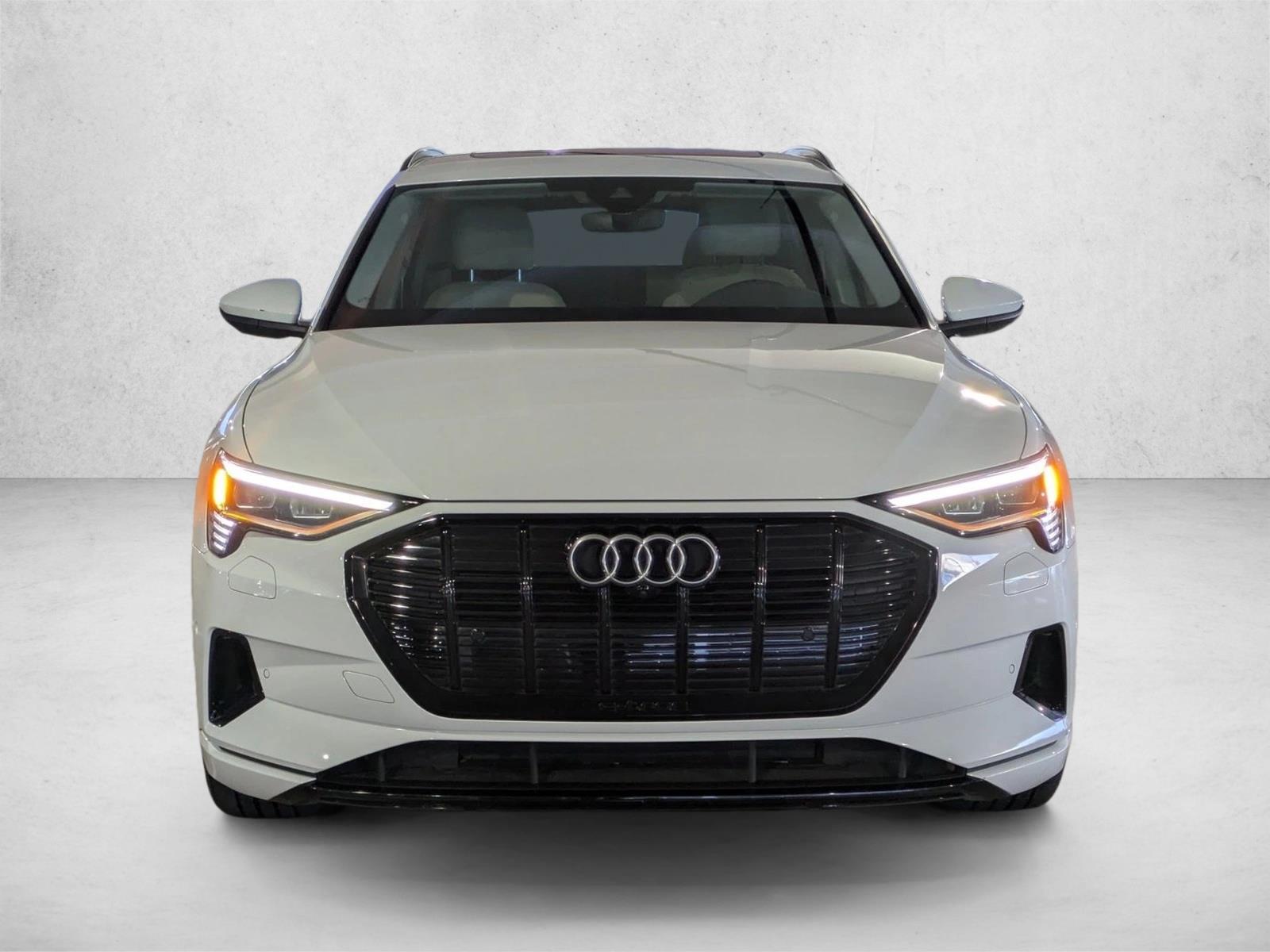 2022 Audi e-tron Premium photo 2