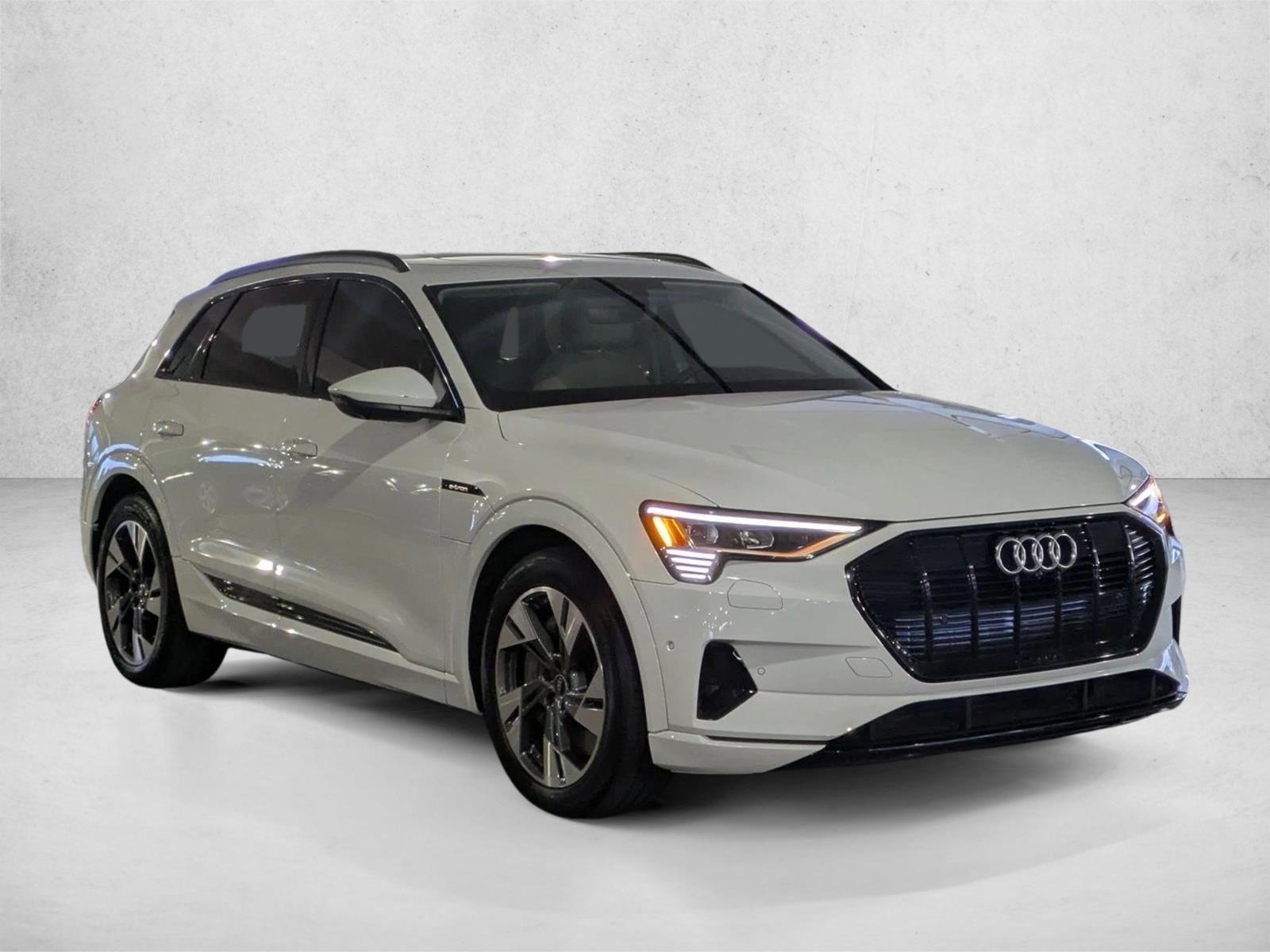 2022 Audi e-tron Premium photo 3