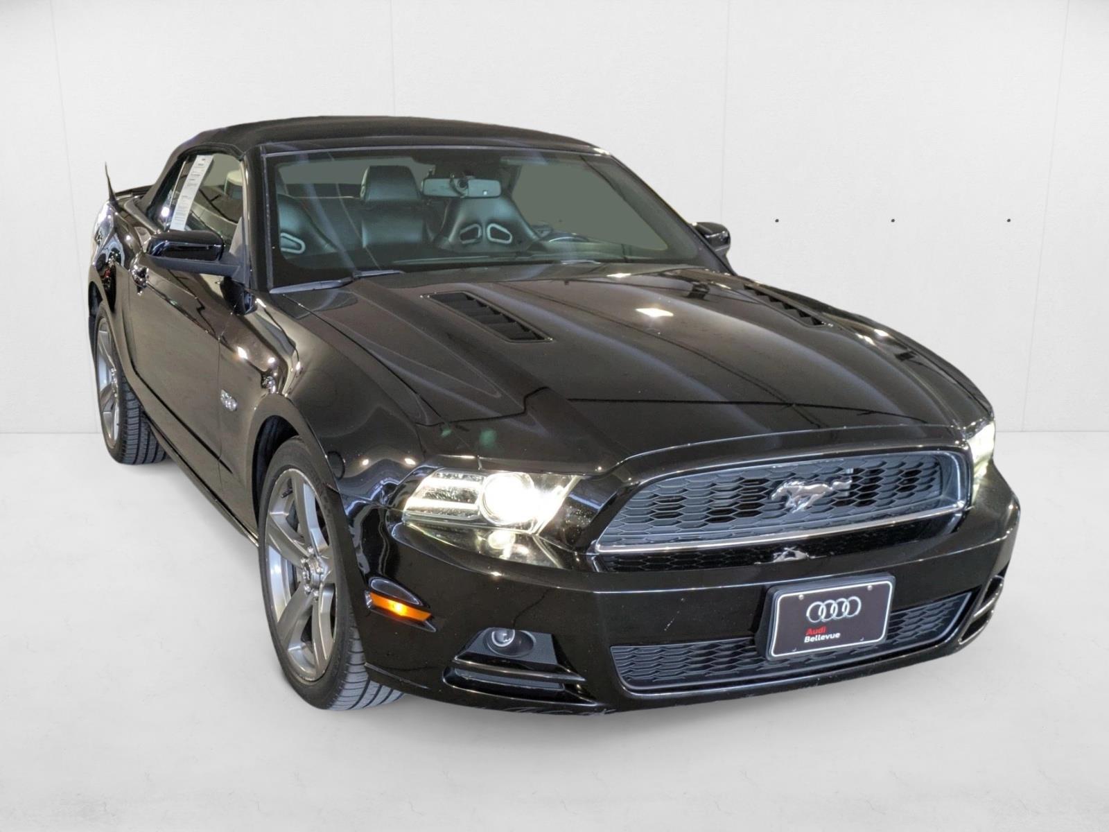 2013 Ford Mustang Convertible photo 2