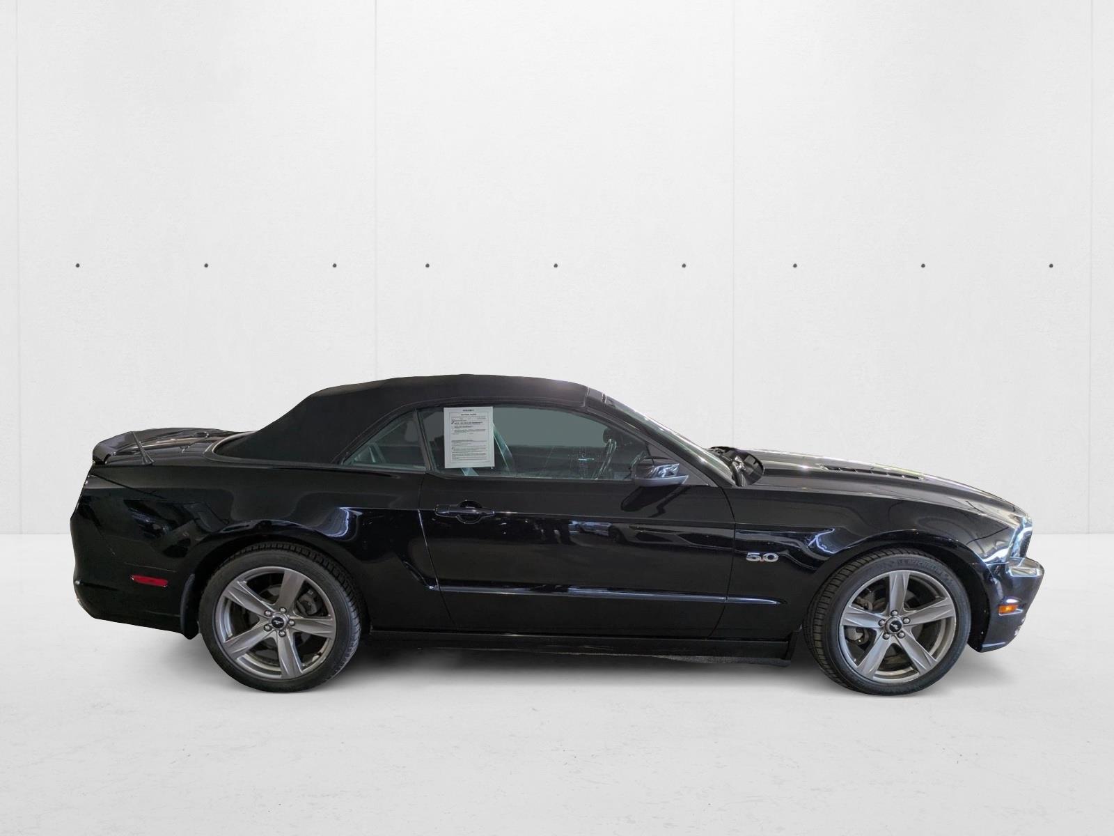 2013 Ford Mustang Convertible photo 3