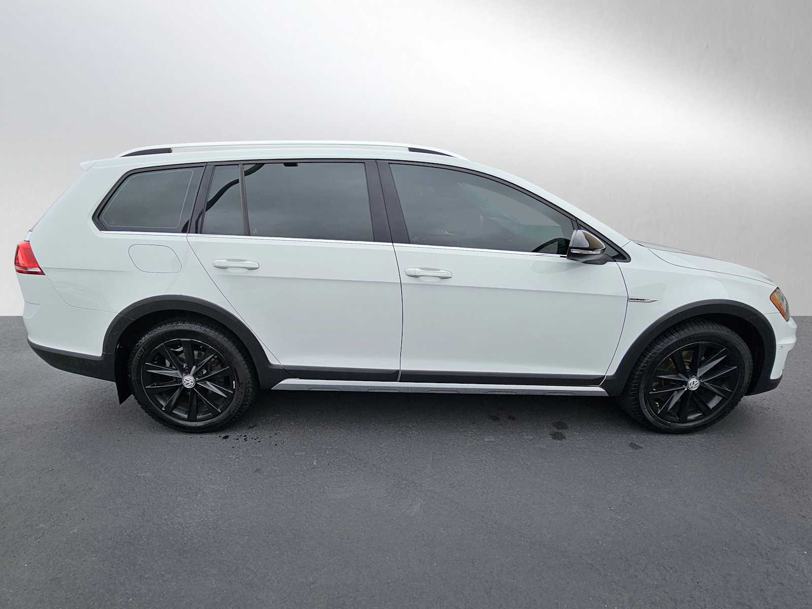2017 Volkswagen Golf Alltrack photo 2