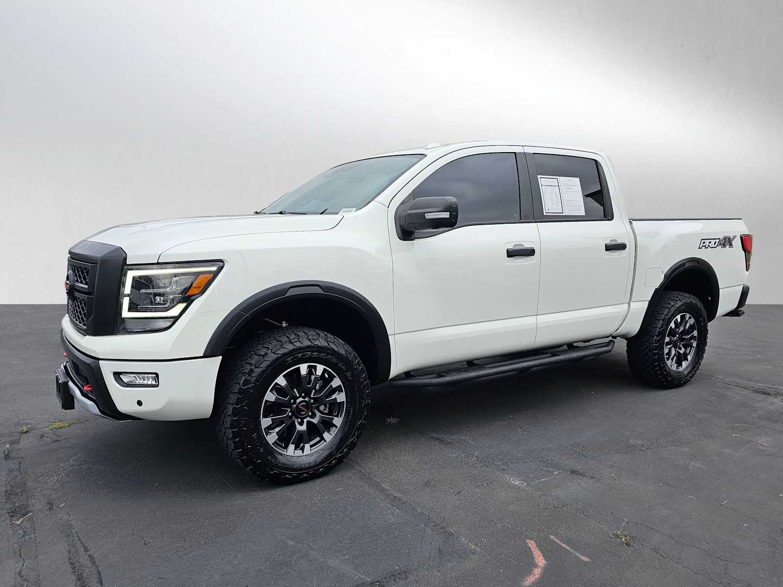 2021 Nissan Titan Crew Cab PRO-4X photo 3