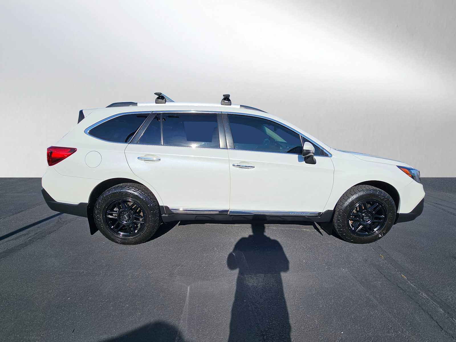2018 Subaru Outback 2.5i Touring photo 2