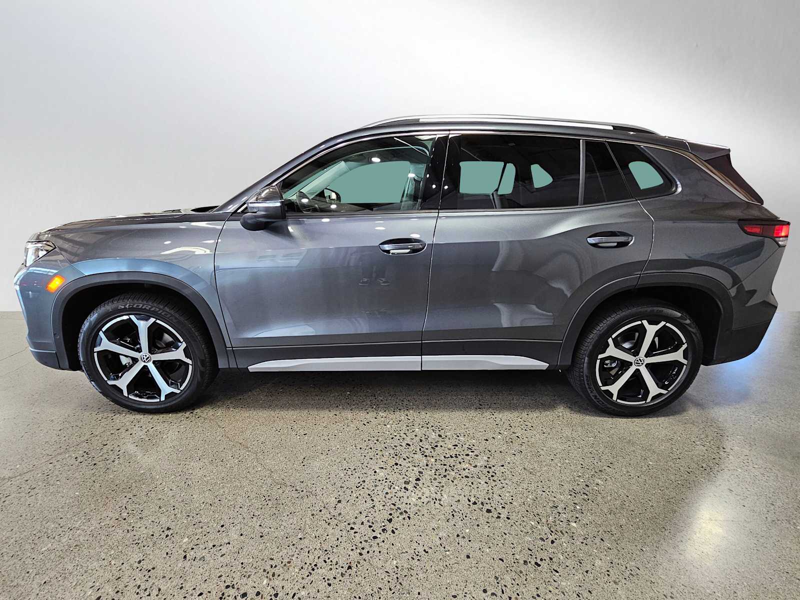 2025 Volkswagen Tiguan SE photo 3