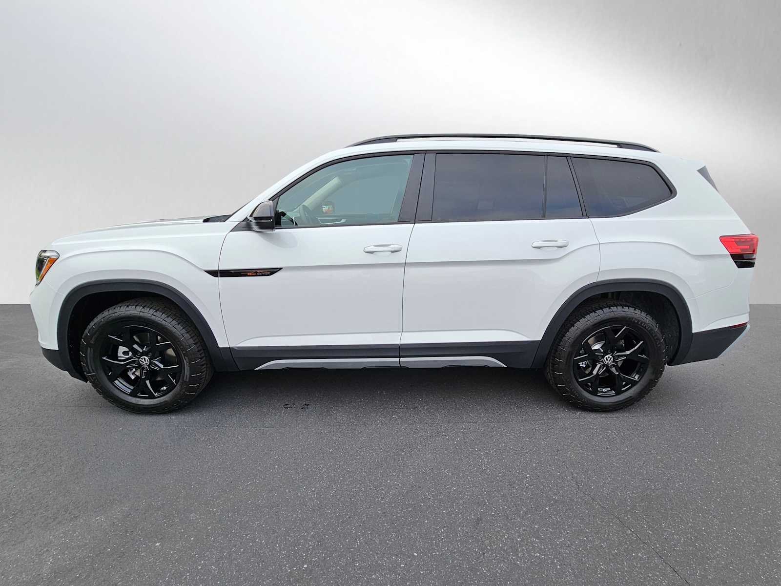 2024 Volkswagen Atlas Peak Edition SEL photo 2