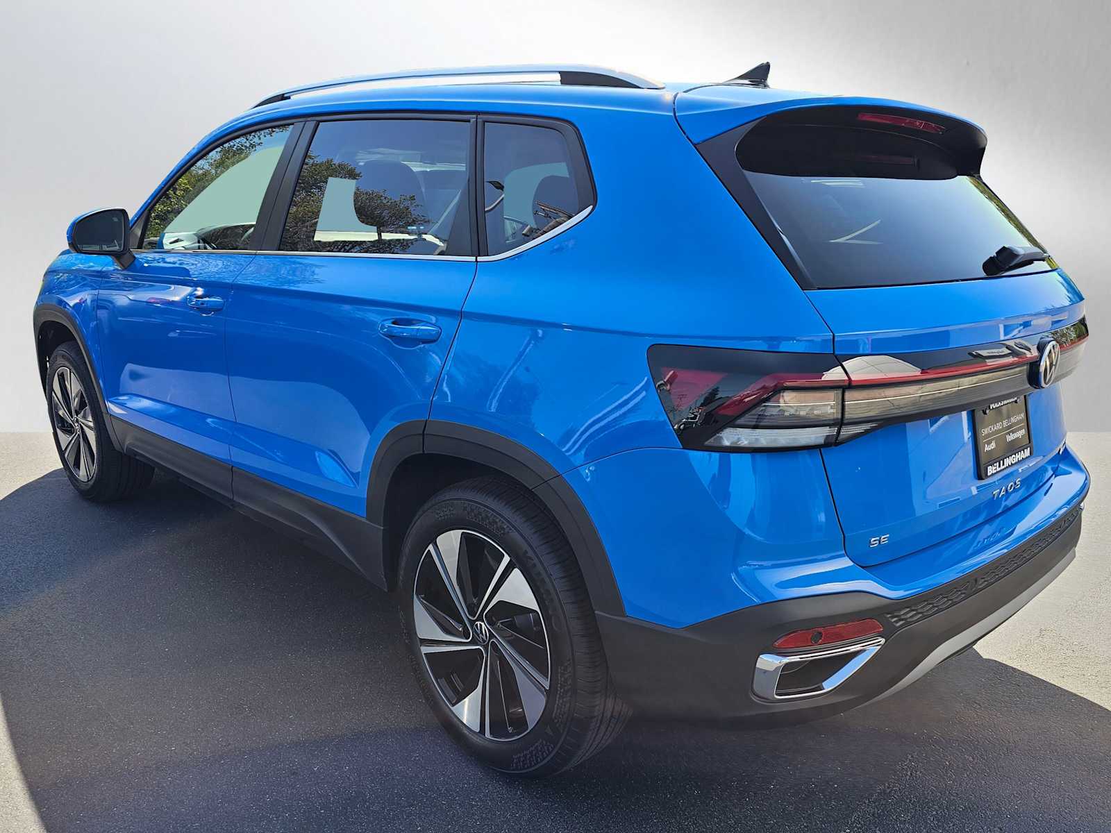 2025 Volkswagen Taos SE photo 3