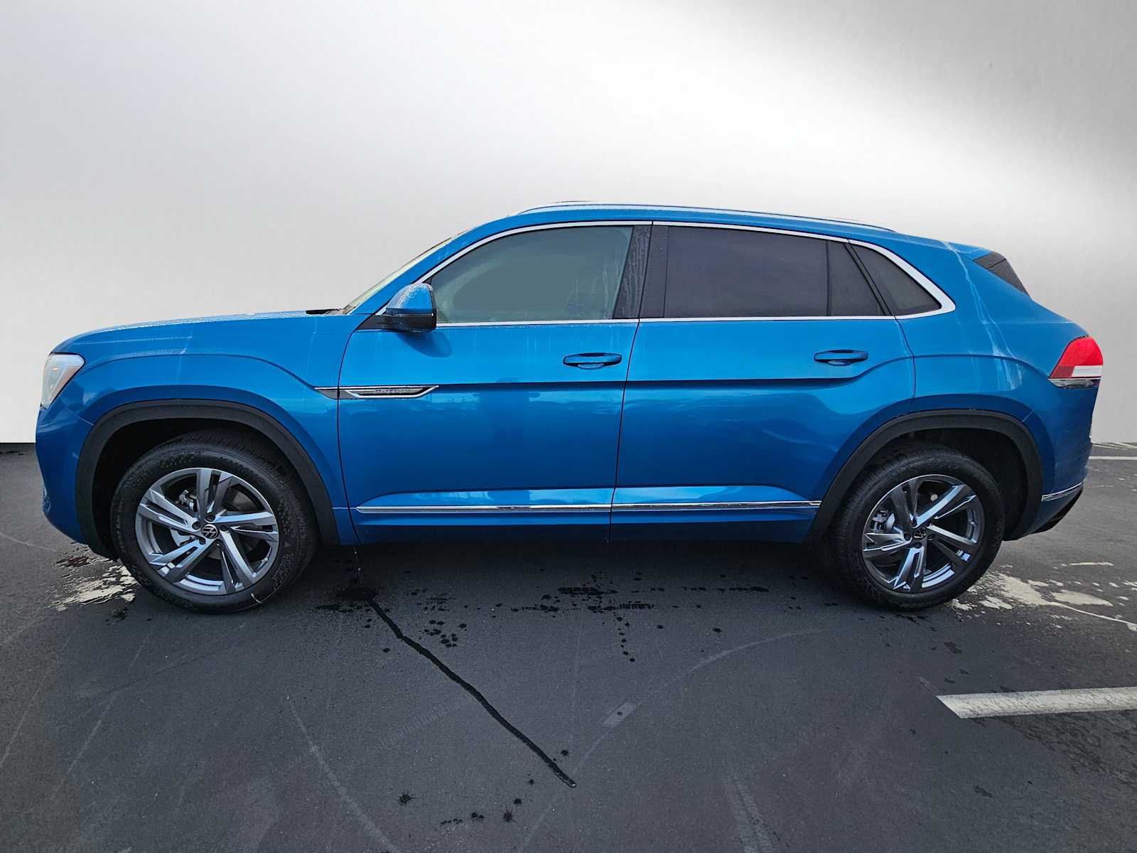 2024 Volkswagen Atlas Cross Sport SEL R-Line photo 2