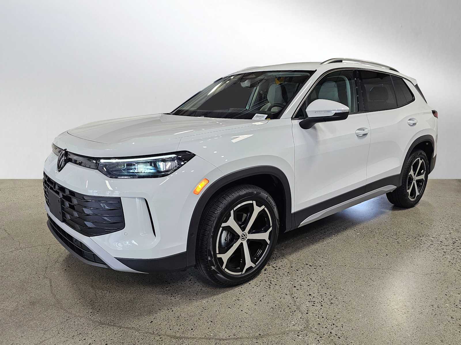 2025 Volkswagen Tiguan SE photo 3