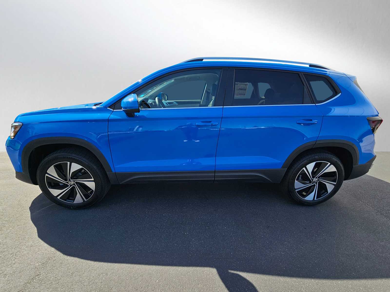 2025 Volkswagen Taos SE photo 2