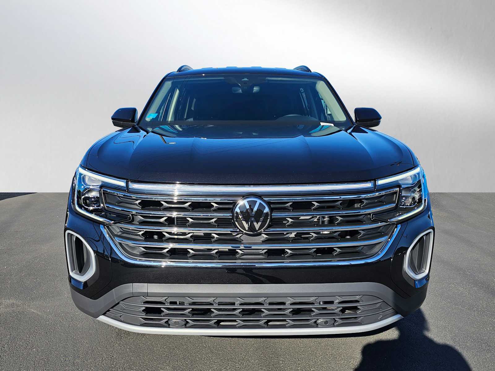 2025 Volkswagen Atlas SE photo 2