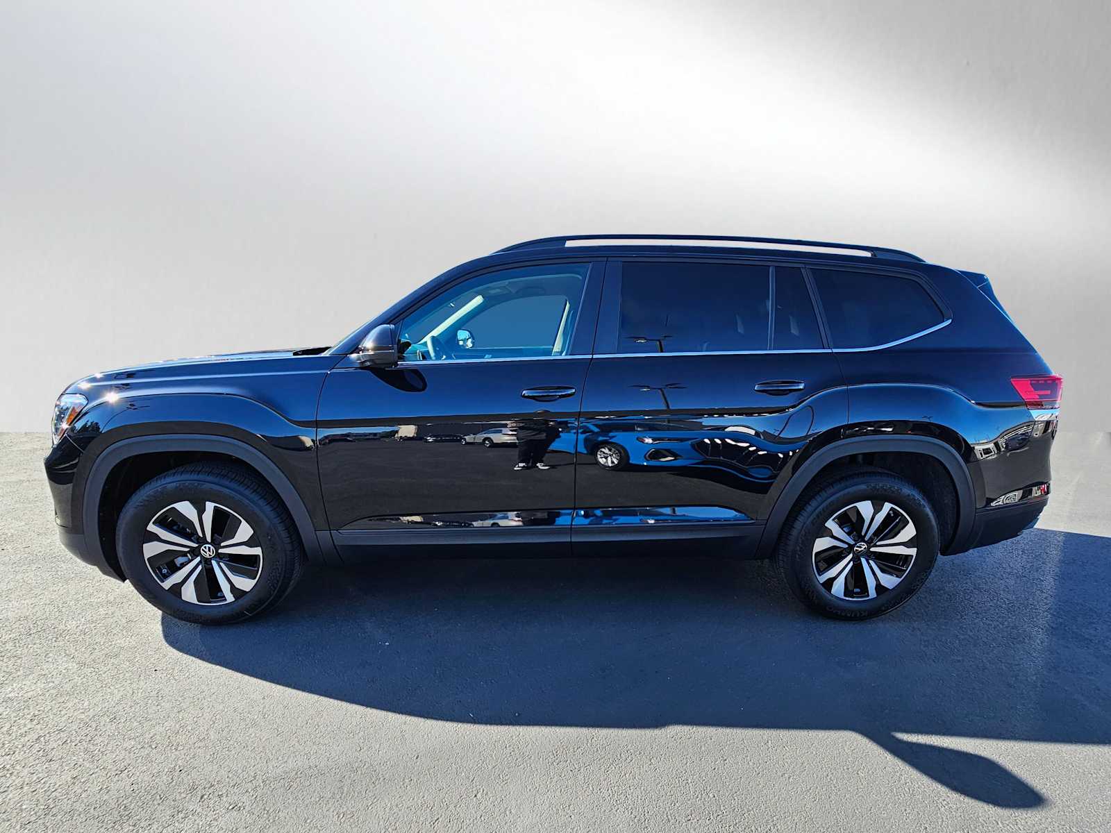 2025 Volkswagen Atlas SE photo 4