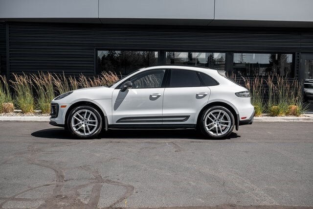 2023 Porsche Macan T photo 2